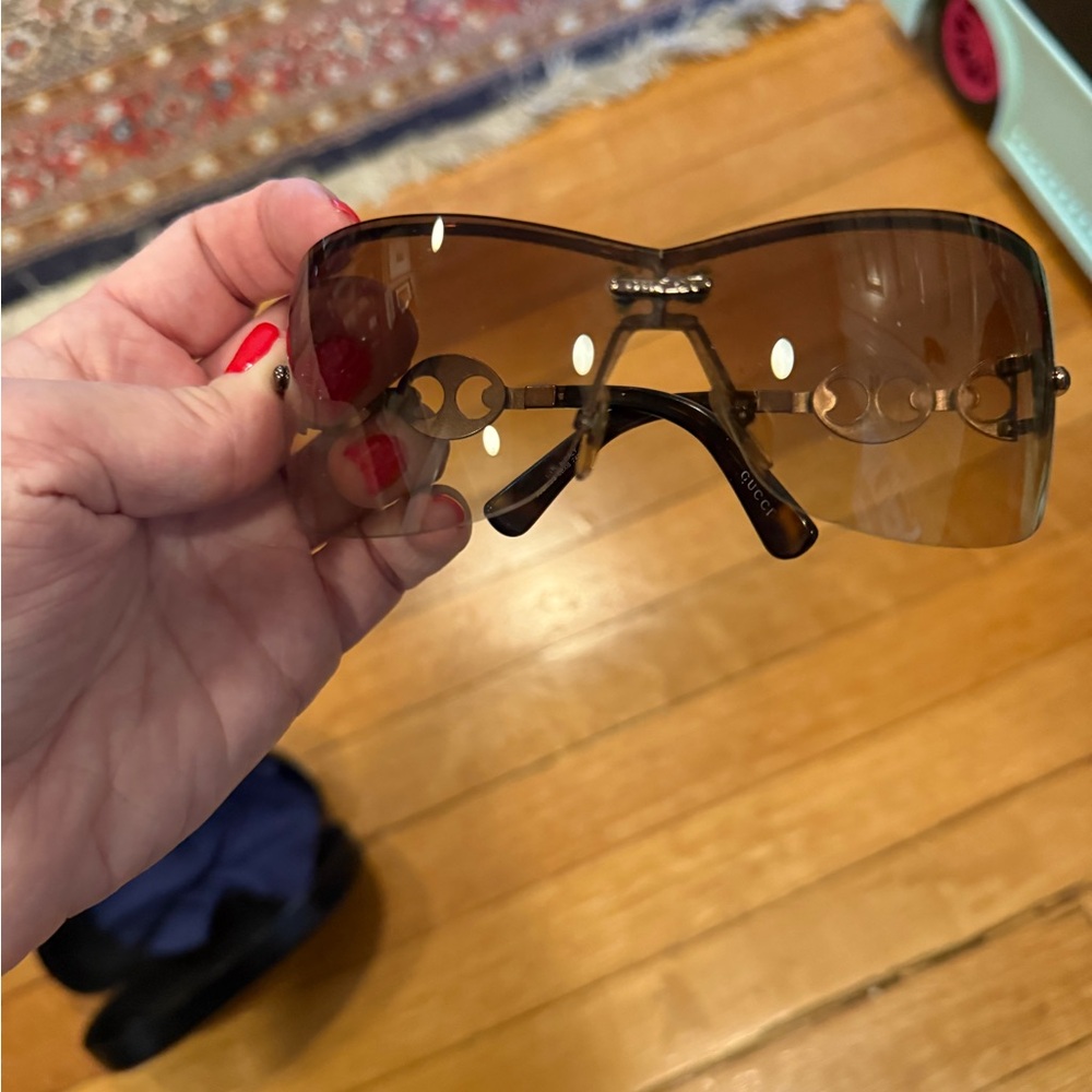 Gucci Women’s Rimless Brown Gradient Shield Sunglasses with Gold Accents - Picture 3 of 11